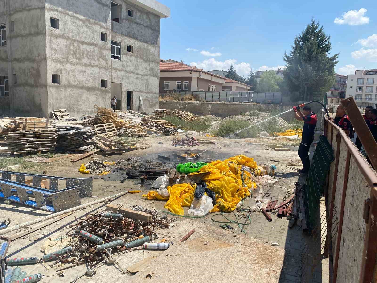 Okul inşaatında yakılan ateş ekipleri harekete geçirdi