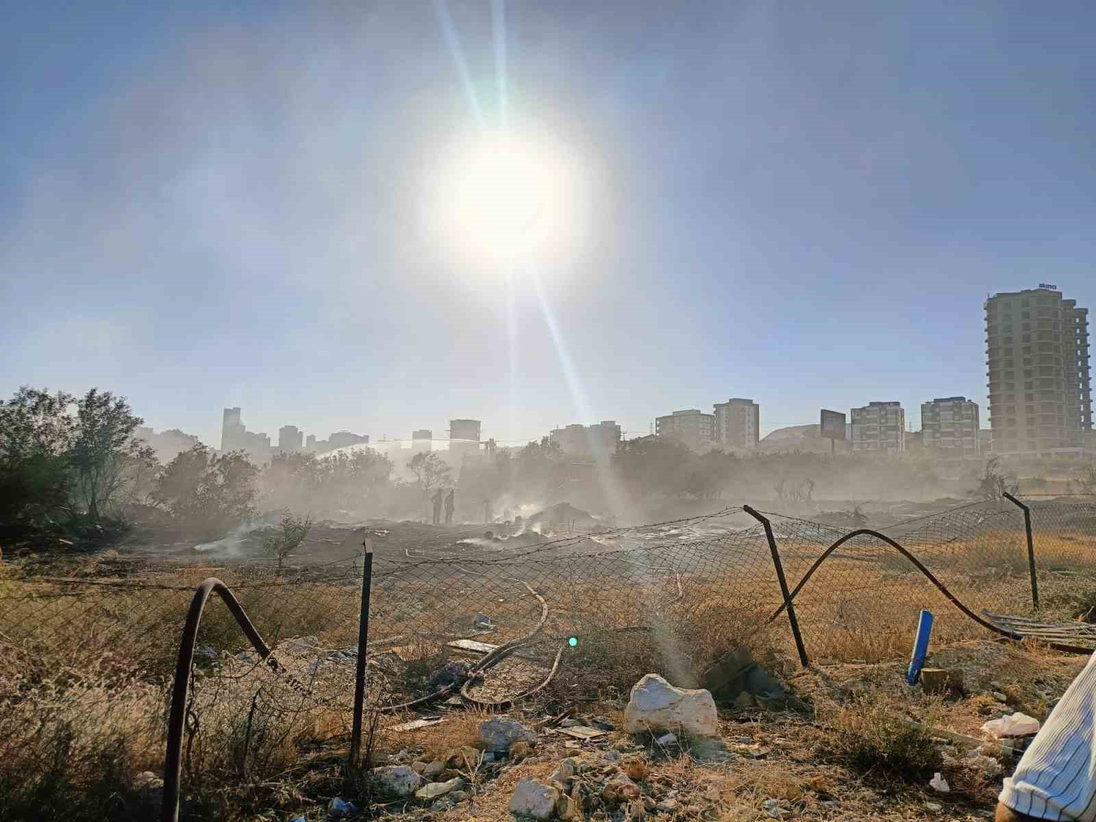 Tatil bölgesindeki örtü altı yangını büyümeden söndürüldü