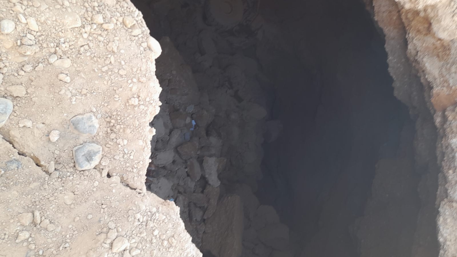 Malatya’da yoldaki çukura düşen iş makinesinin operatörü yaralandı