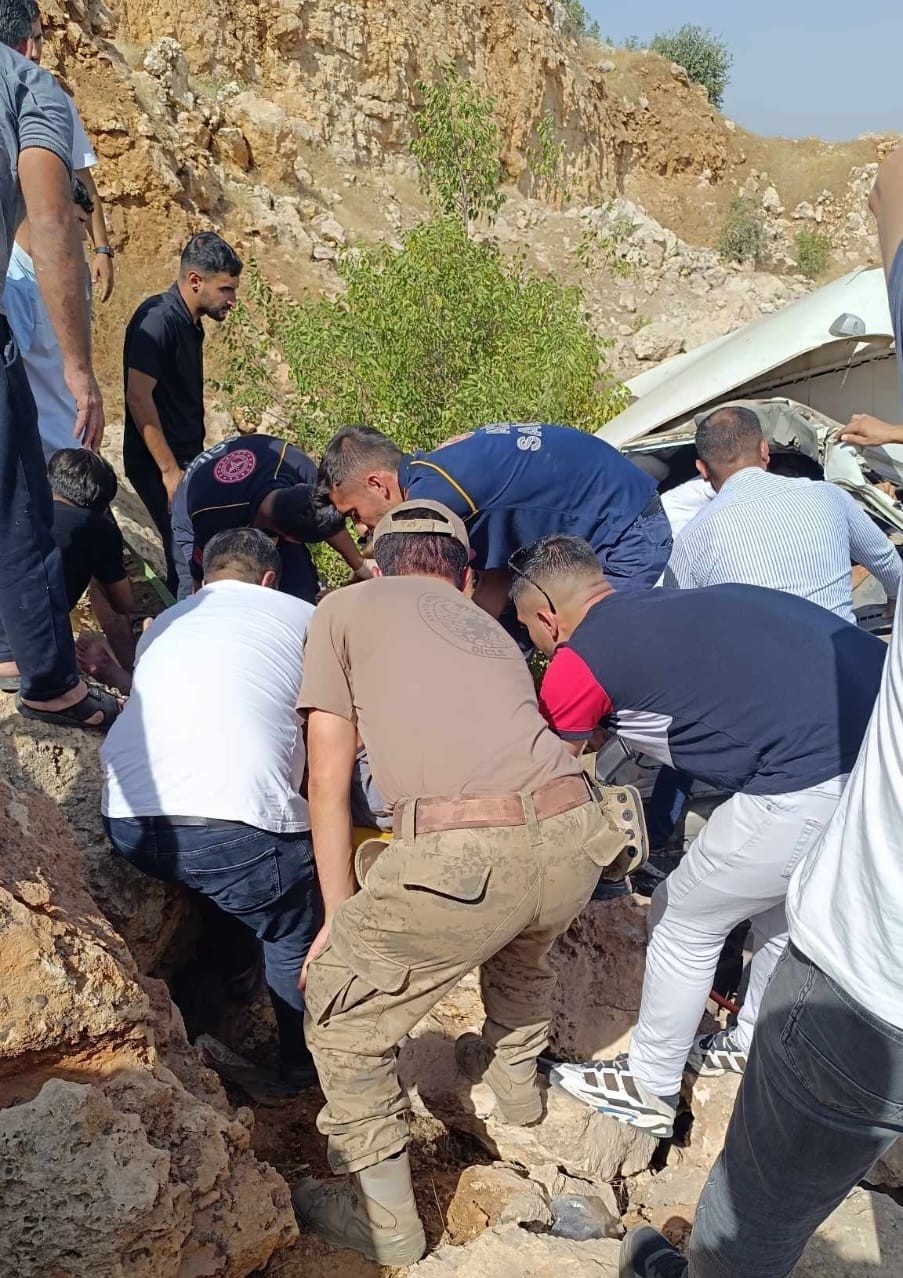 Diyarbakır&rsquo;da kamyonet şarampole devrildi: 3 yaralı
