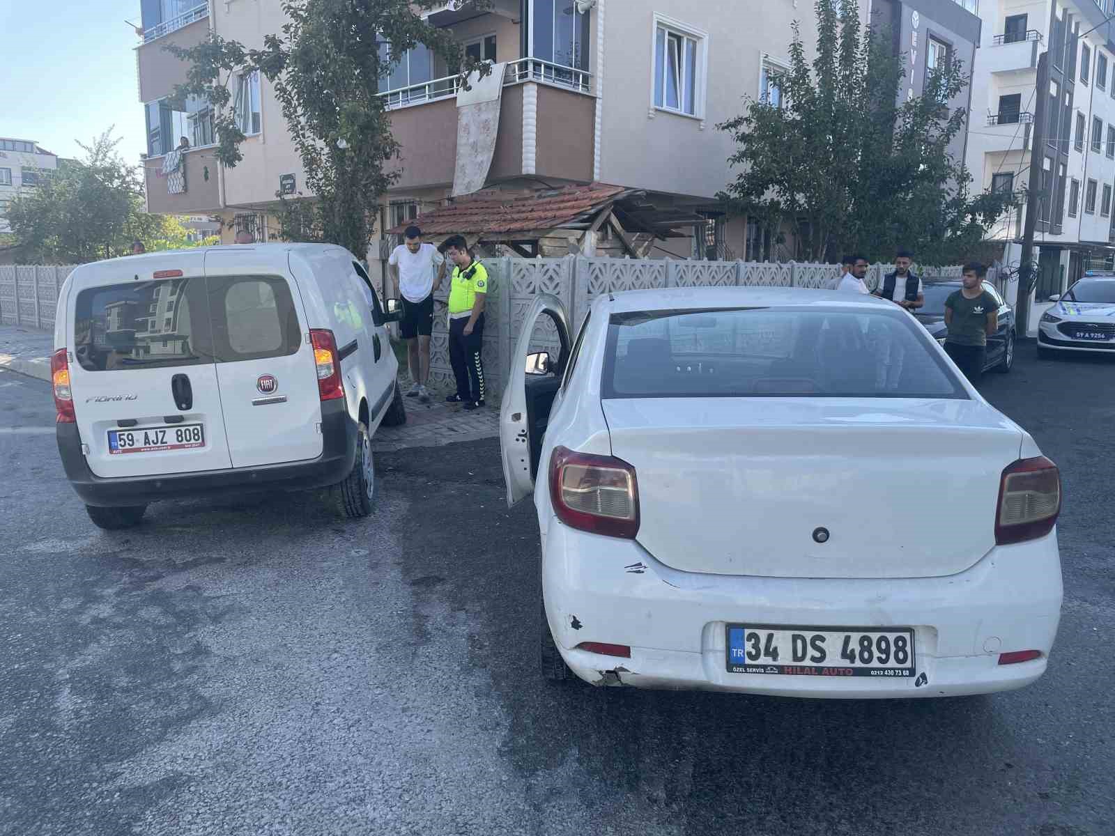 Tekirdağ&rsquo;da otomobil hafif ticari ara&ccedil;la kafa kafaya &ccedil;arpıştı: 1 yaralı
