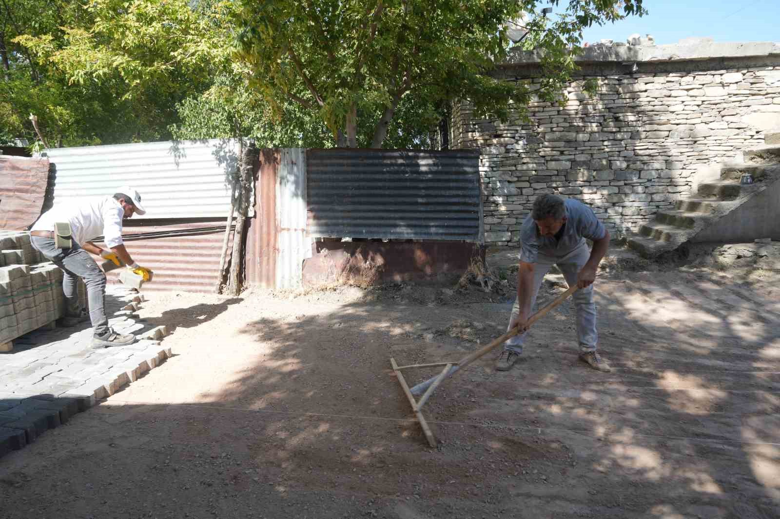 &Ccedil;amurlu yol sorunu kilitli parke taşıyla &ccedil;&ouml;z&uuml;me kavuşuyor
