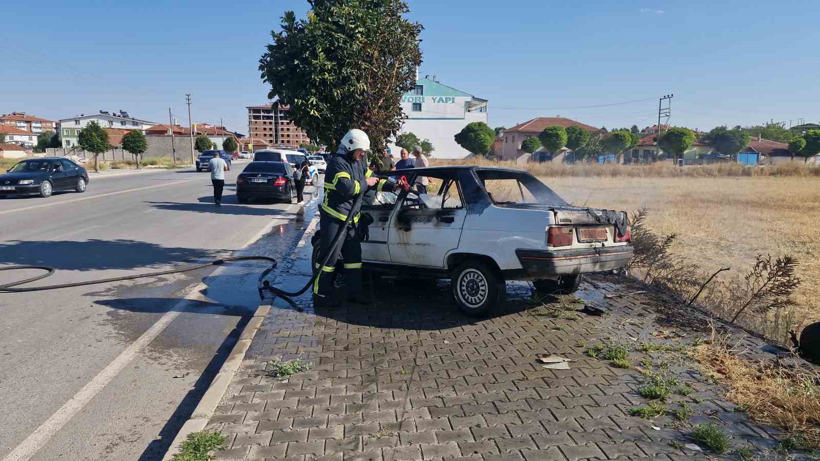 Ağaca çarpan otomobil yandı: 1 yaralı