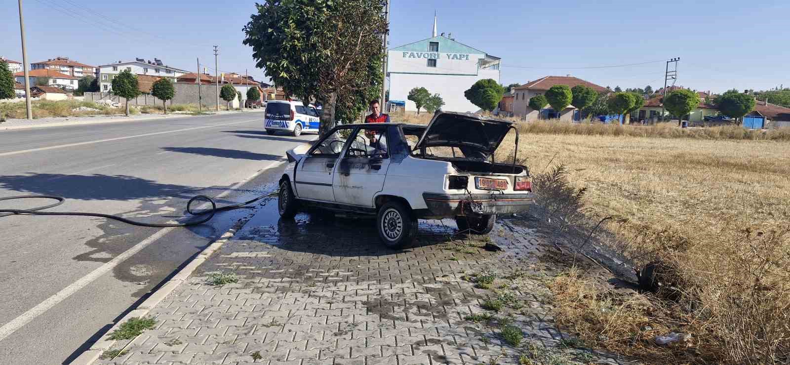 Ağaca &ccedil;arpan otomobil yandı: 1 yaralı
