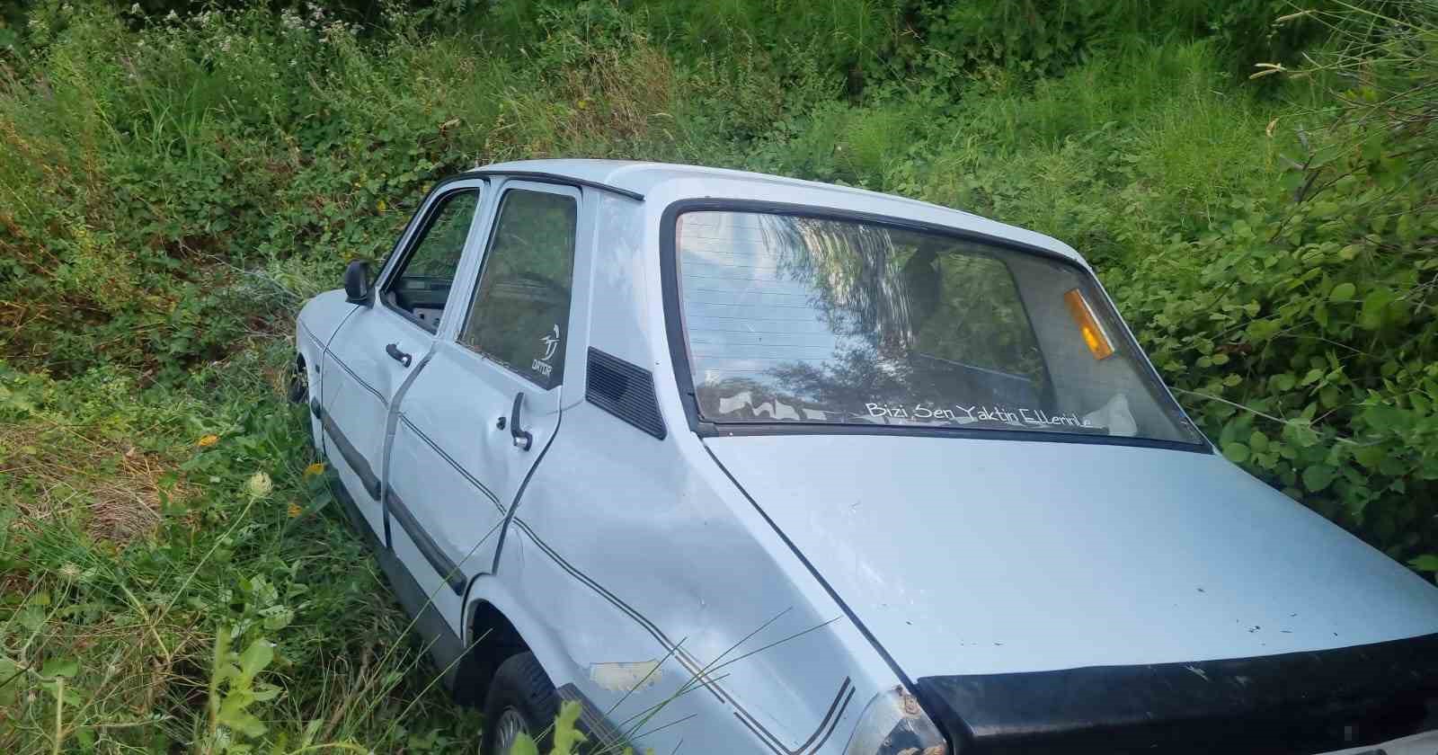 Polisin &rsquo;&rsquo;dur&rsquo;&rsquo; ihtarına uymayan otomobil kaza yaptı: 2 yaralı
