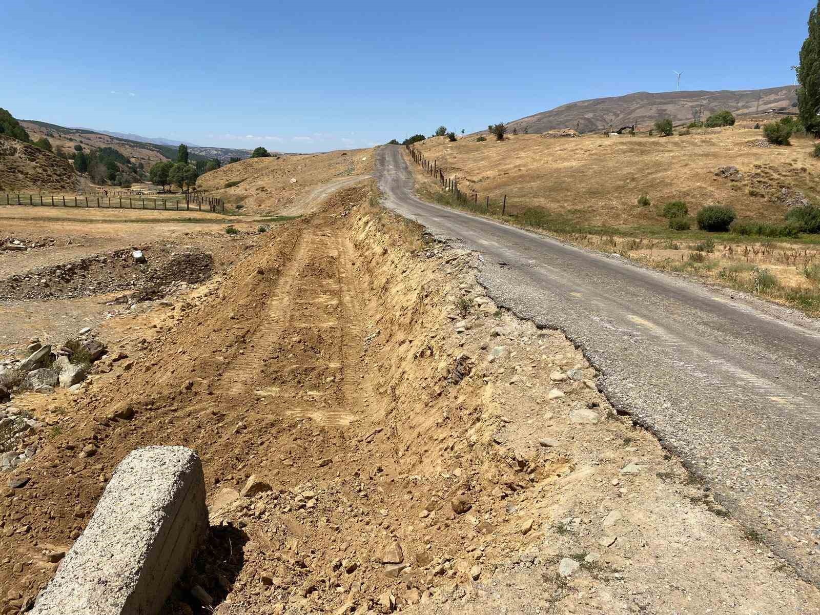 K&ouml;y yollarında genişletme &ccedil;alışmaları s&uuml;r&uuml;yor
