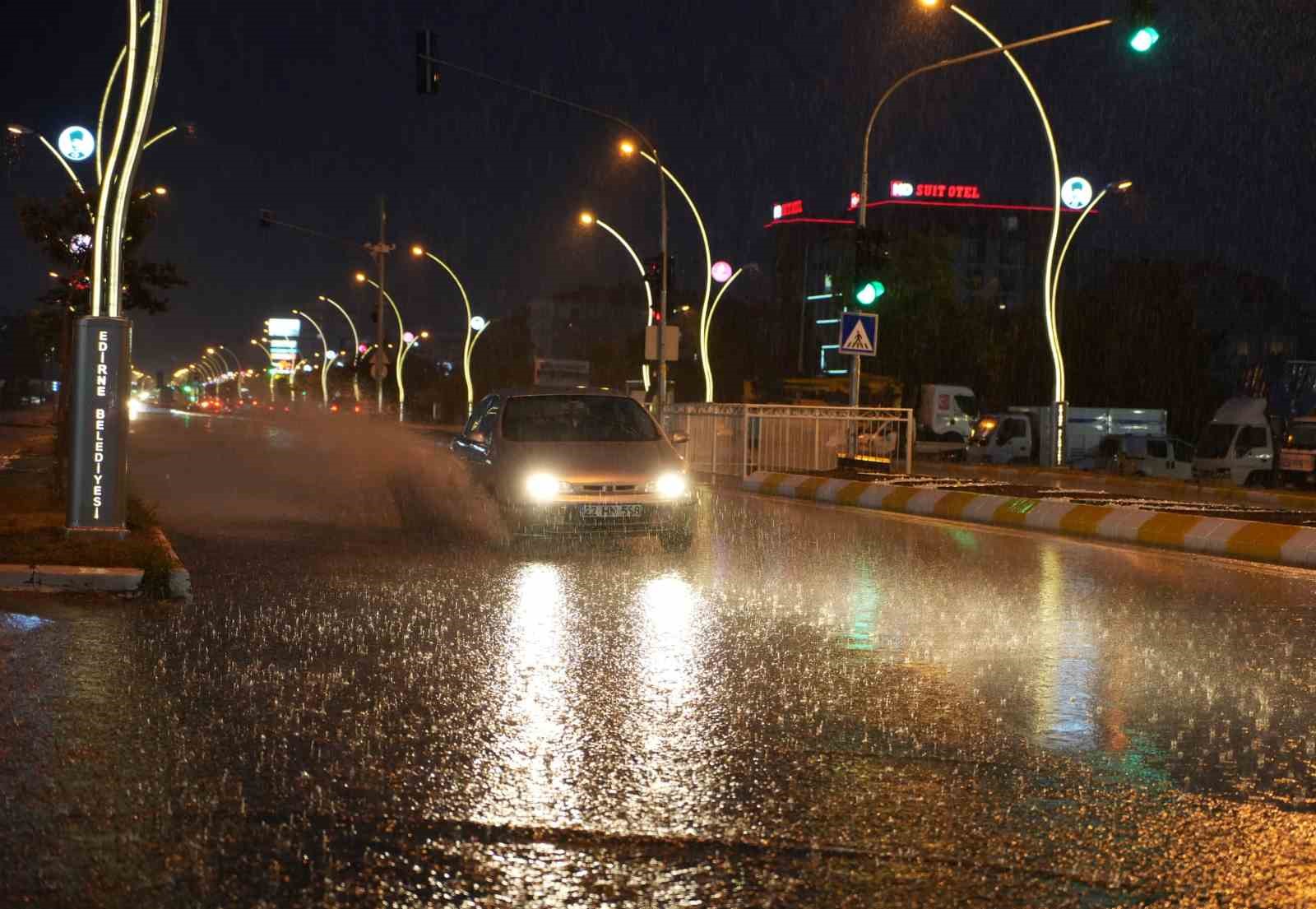 Edirne&rsquo;de kuraklığın ardından sağanak yağış can suyu oldu
