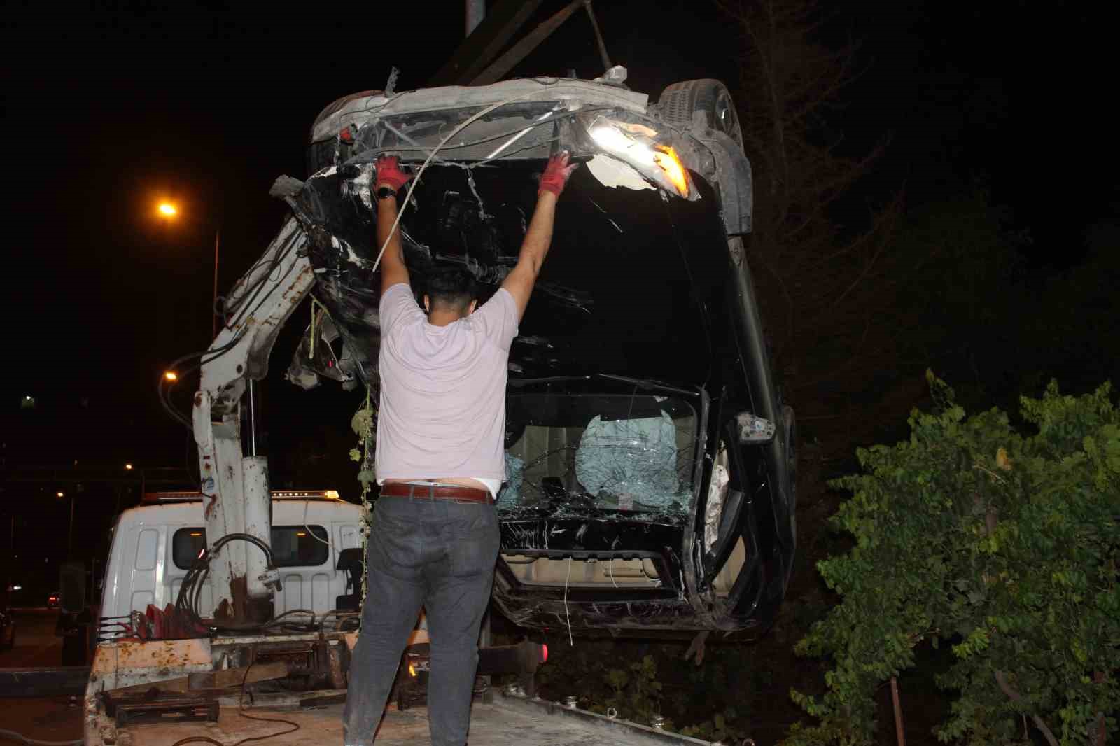 Ehliyetsiz s&uuml;r&uuml;c&uuml; evin bah&ccedil;esine u&ccedil;tu: 3 yaralı
