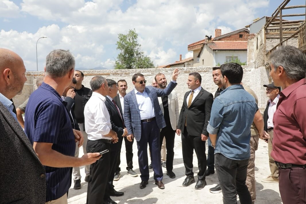 Tarihi Emet Hanı&rsquo;nda restorasyon &ccedil;alışmaları devam ediyor
