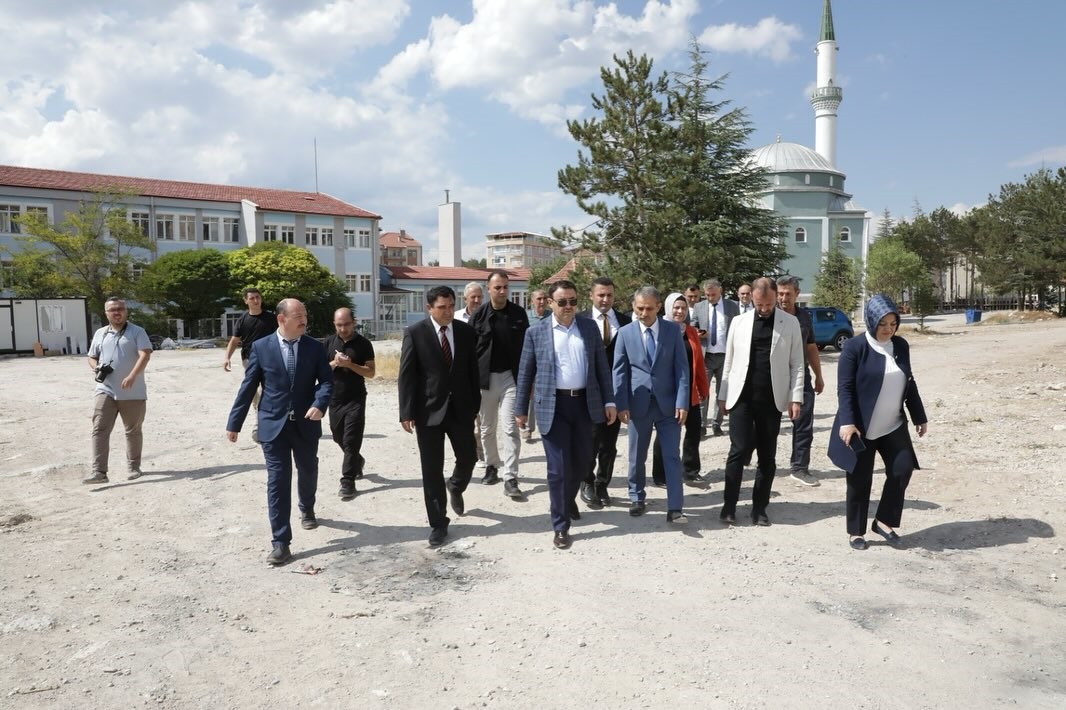 K&uuml;tahya Valisi Musa Işın, Emet&rsquo;teki eğitim yatırımlarını yerinde inceledi
