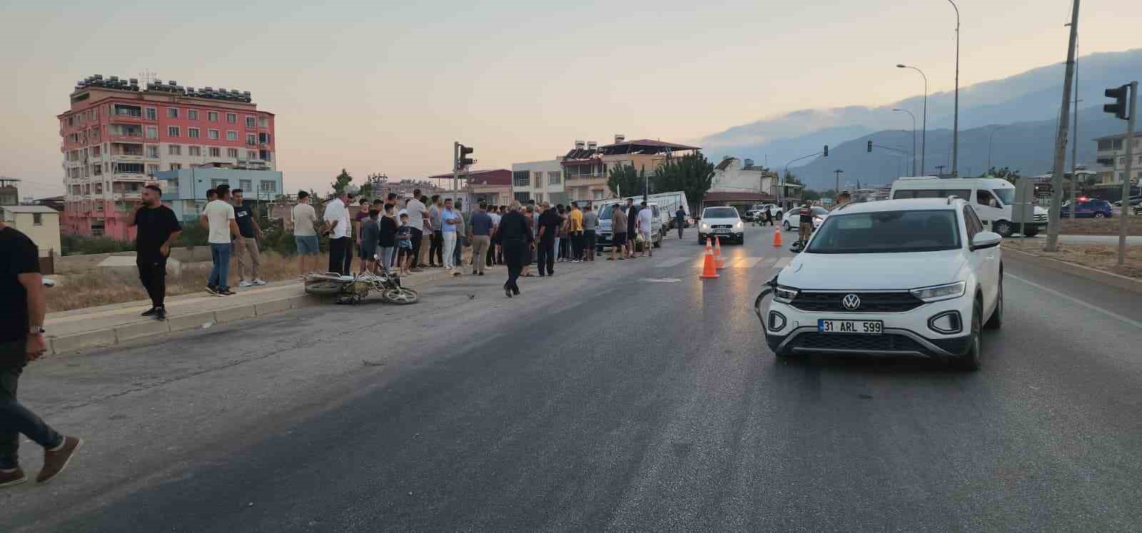 Otomobille çarpışan motosikletin sürücüsü öldü