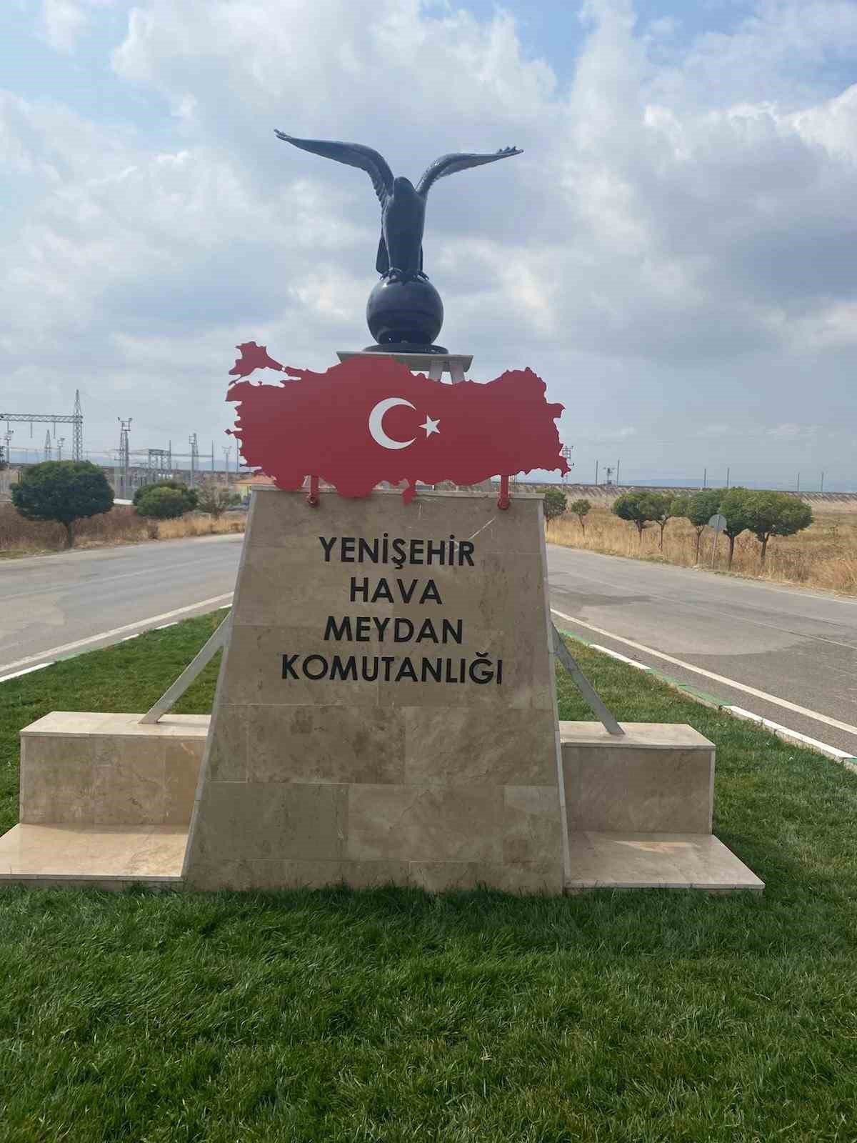 Türk Bayraklı kartal heykeline büyük ilgi