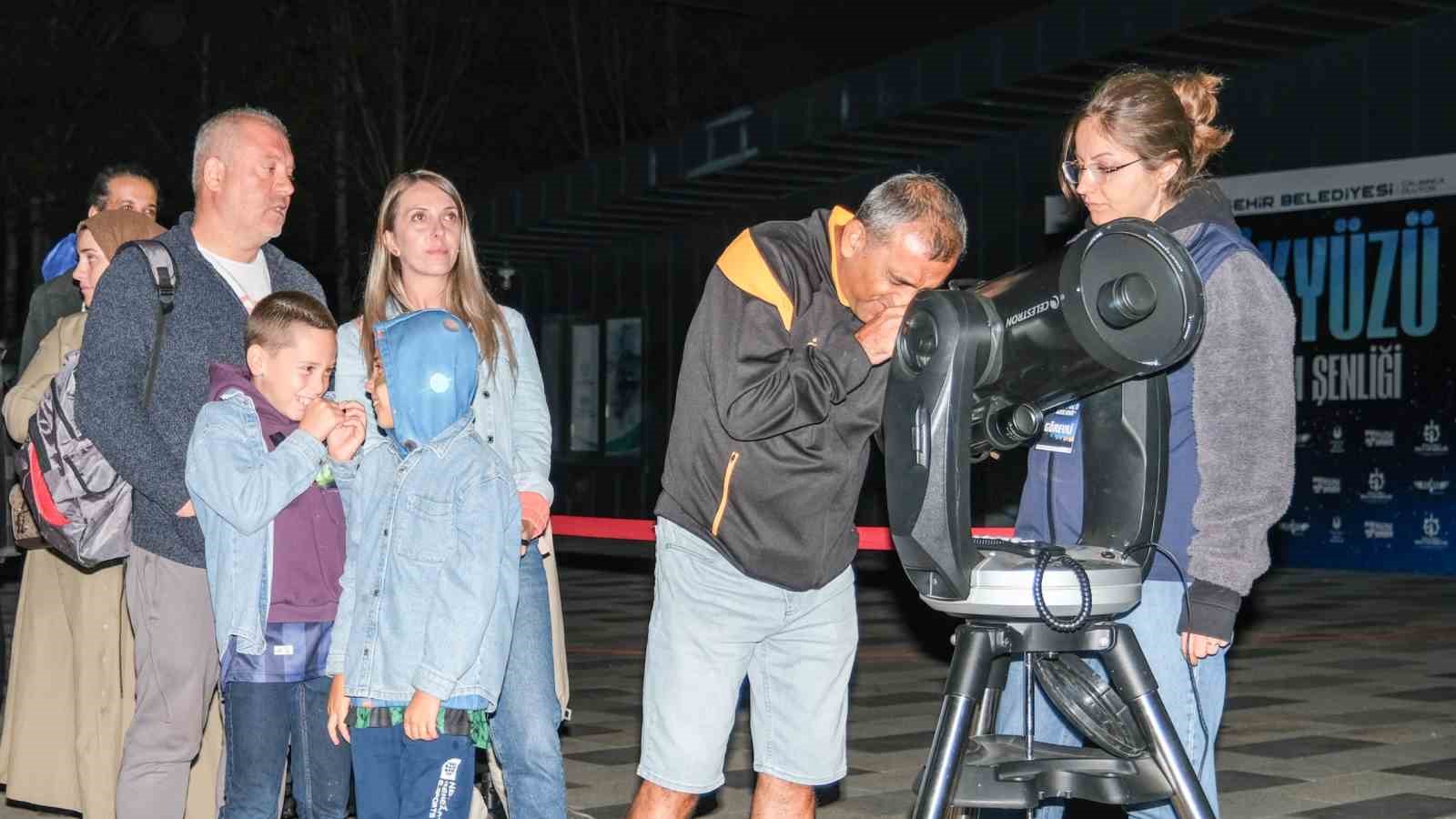 12 bin g&ouml;ky&uuml;z&uuml; tutkunu uzayı keşfetti
