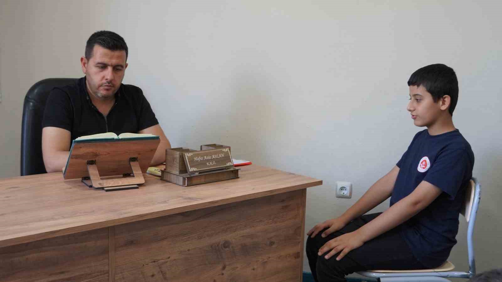 "Abi ben hafız oldum" diyen küçük kardeşe duygusal karşılık