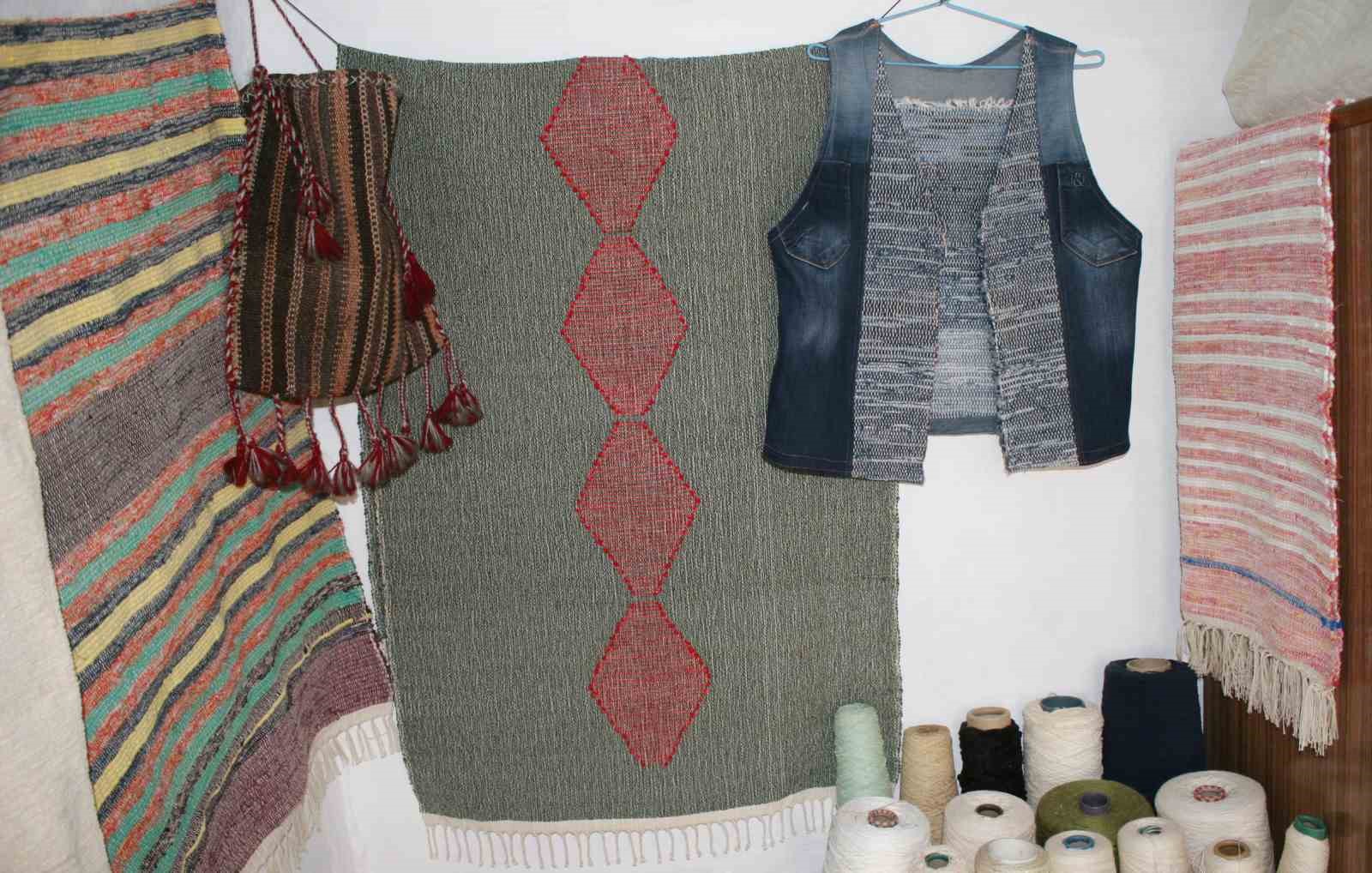 (&Ouml;ZEL) Eski giysilerin iplerinden harika eşyalar dokuyor
