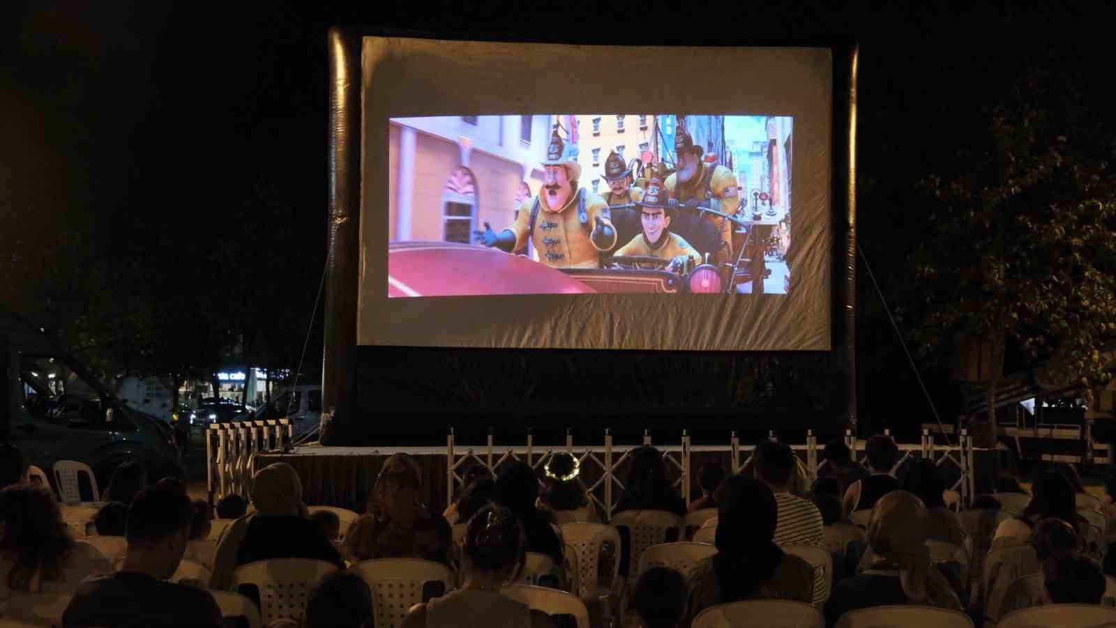 Başiskele&rsquo;de &ccedil;ocuklar i&ccedil;in a&ccedil;ık hava sineması etkinliği
