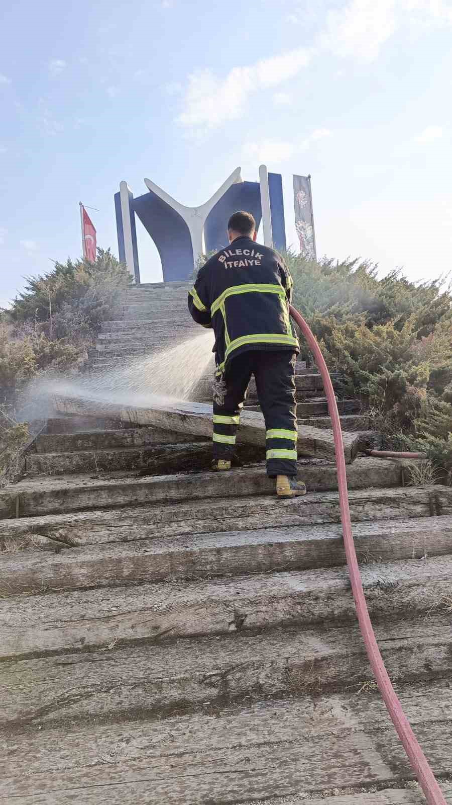 Kayı Anıtı’na çıkan tahta merdivenlerde yangın