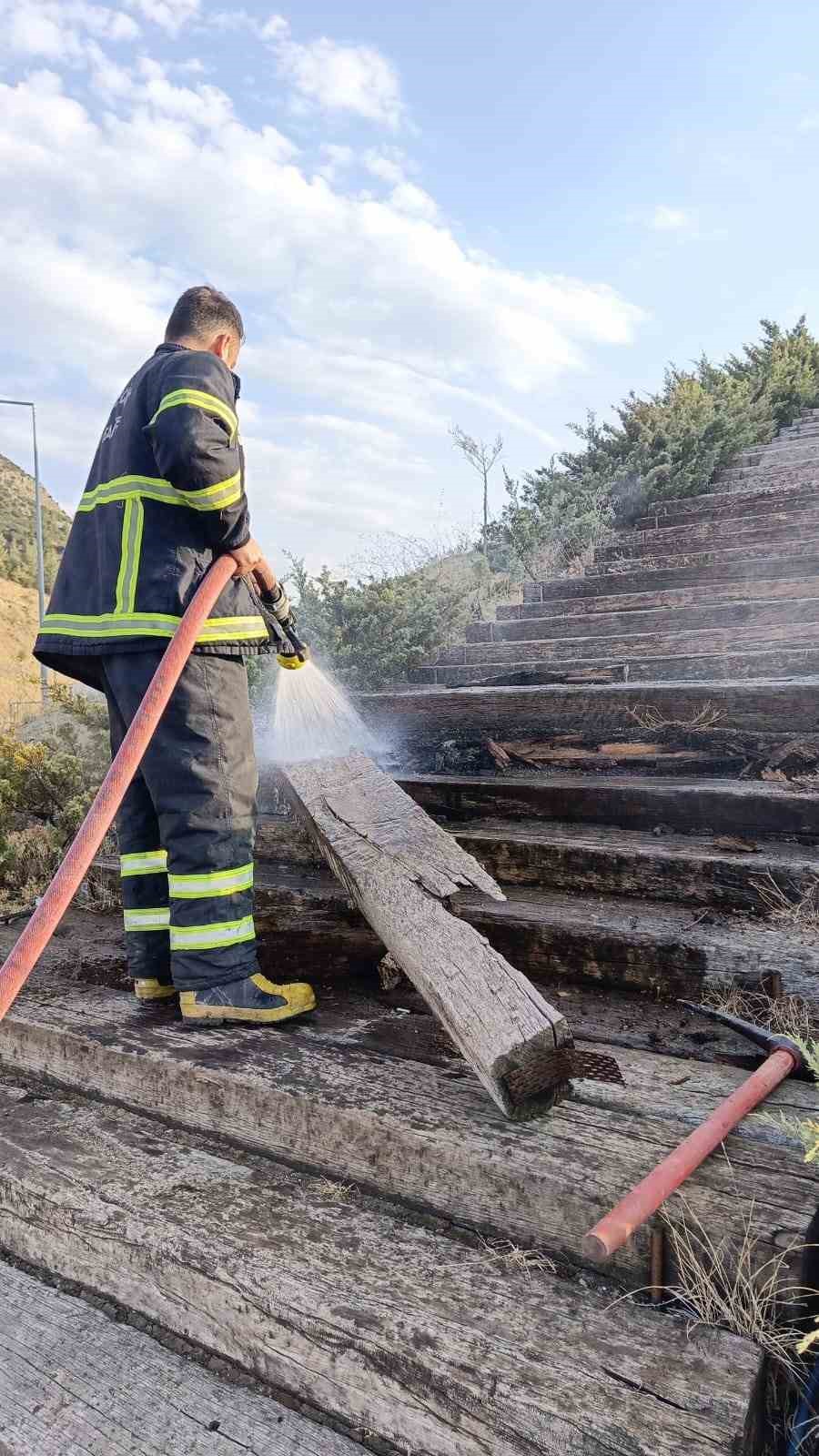 Kayı Anıtı&rsquo;na &ccedil;ıkan tahta merdivenlerde yangın
