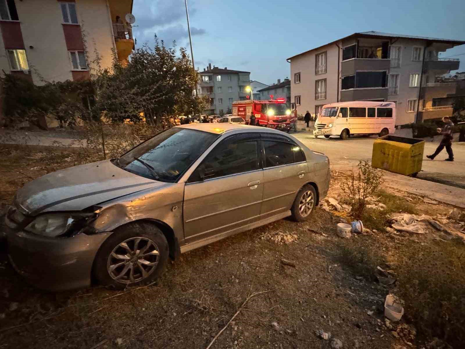 Minib&uuml;sle otomobil &ccedil;arpıştı, yaya kaldırımındaki vatandaş yaralandı
