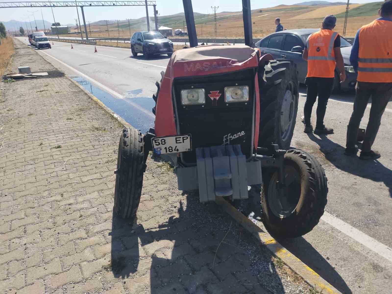 Traktör ile otomobil çarpıştı: 3 yaralı