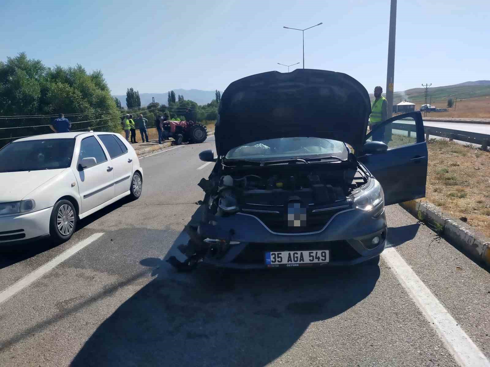 Trakt&ouml;r ile otomobil &ccedil;arpıştı: 3 yaralı
