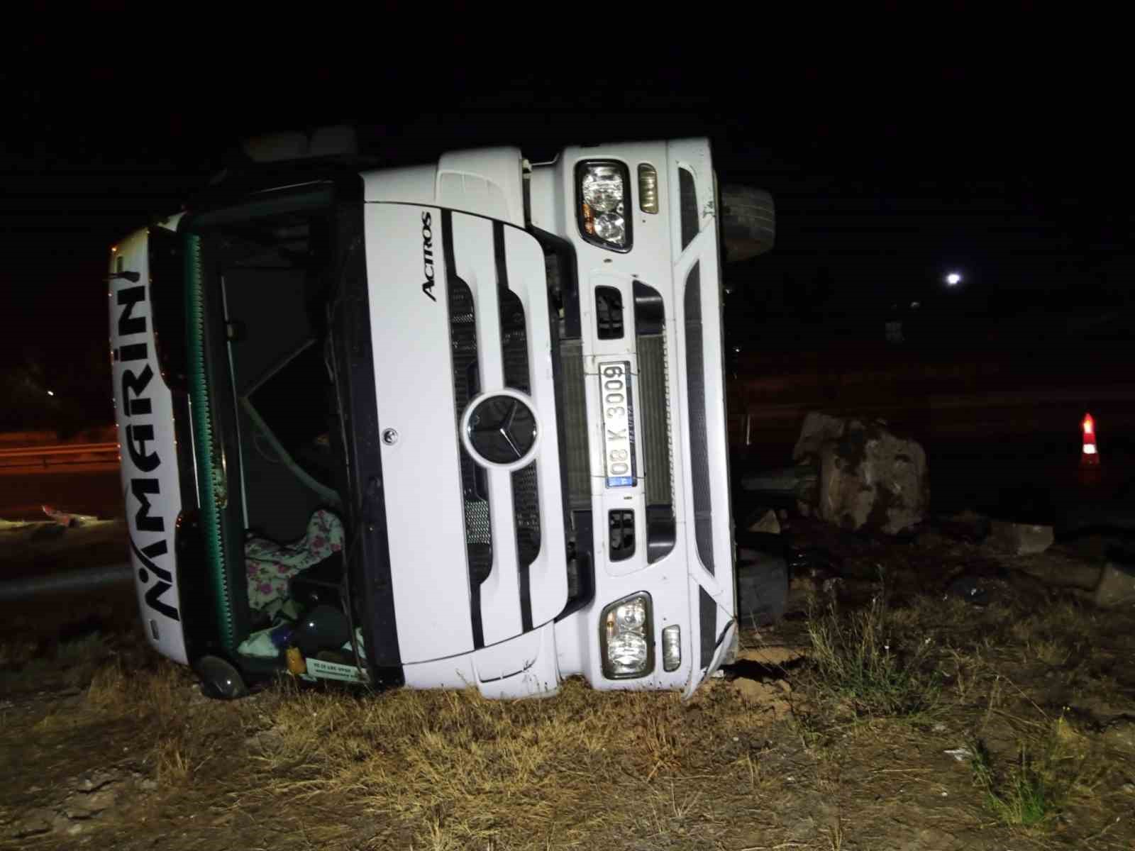 Seyir halindeki 2 tır birbiriyle çarpıştı