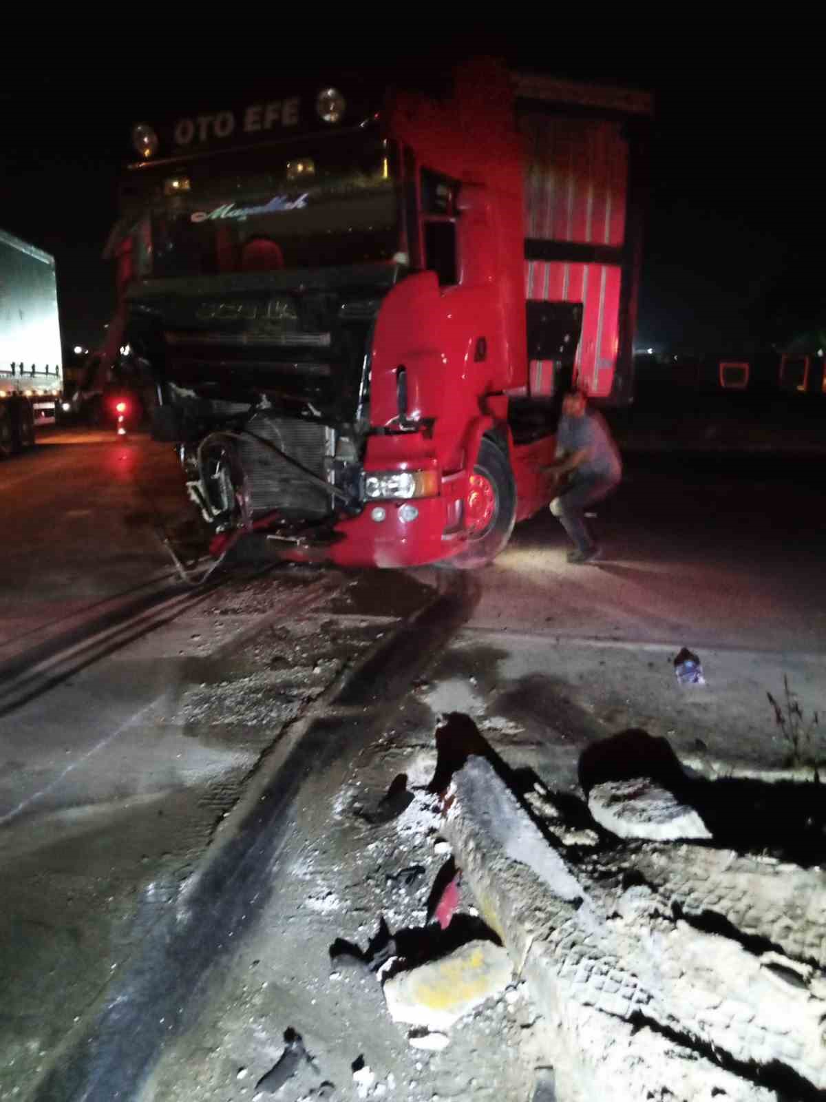 Seyir halindeki 2 tır birbiriyle &ccedil;arpıştı
