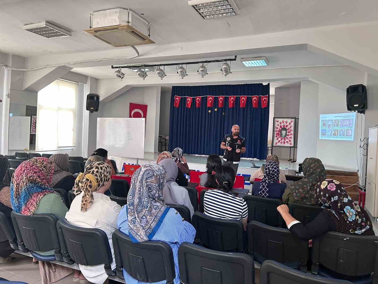 Mersin polisinin bilgilendirme faliyetleri s&uuml;r&uuml;yor
