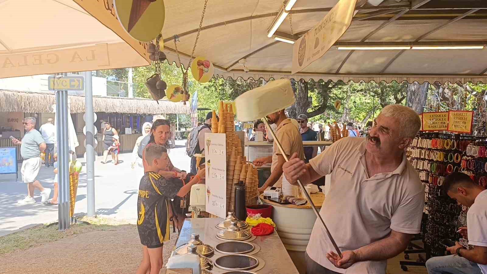 Manavgat Şelalesi&rsquo;nde d&uuml;şen su seviyesi ziyaret&ccedil;ileri şaşkına &ccedil;evirdi
