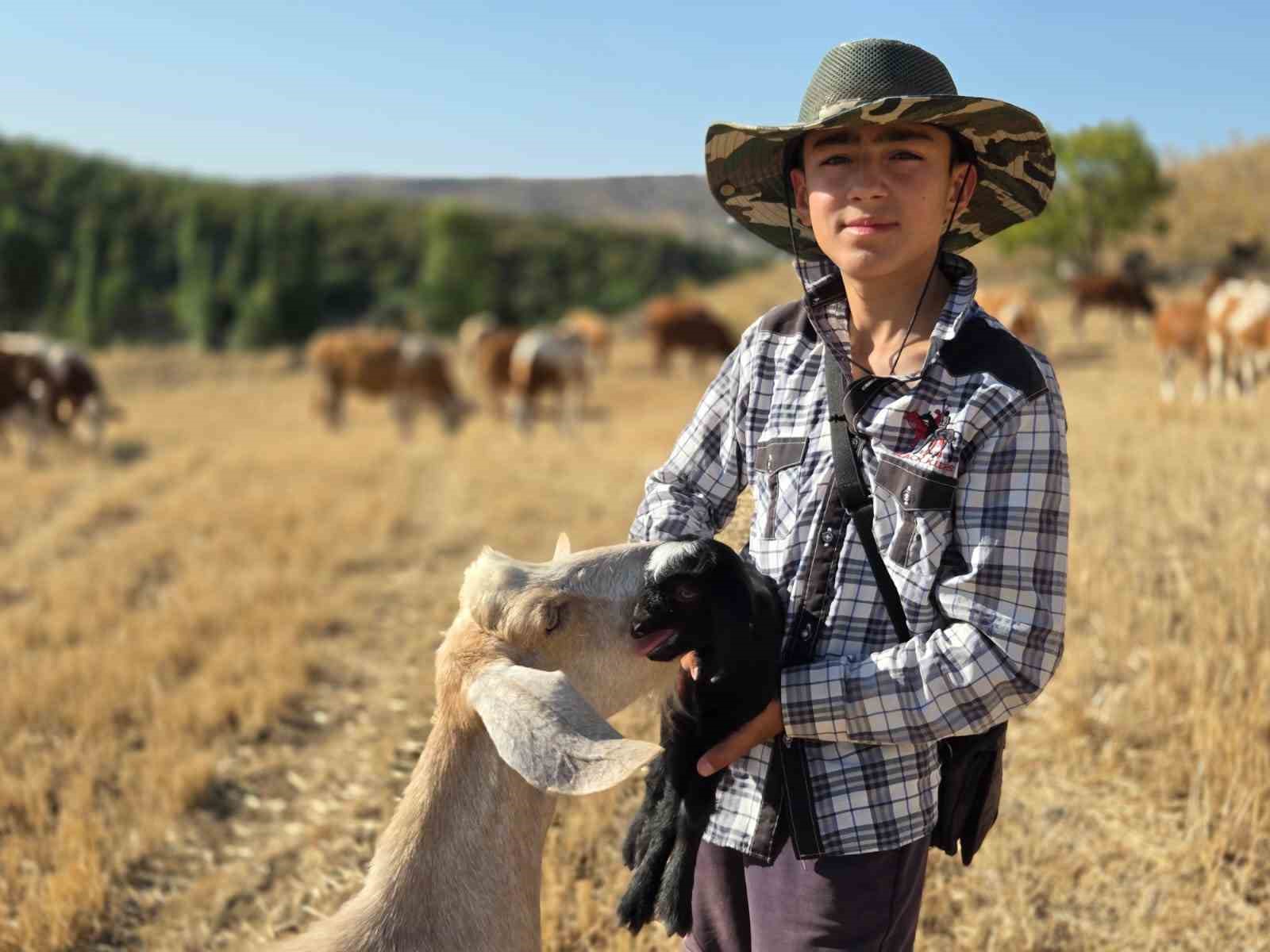 Yeni doğan oğlağı &ccedil;antasında taşıdı, anne ke&ccedil;i peşinden ayrılmadı
