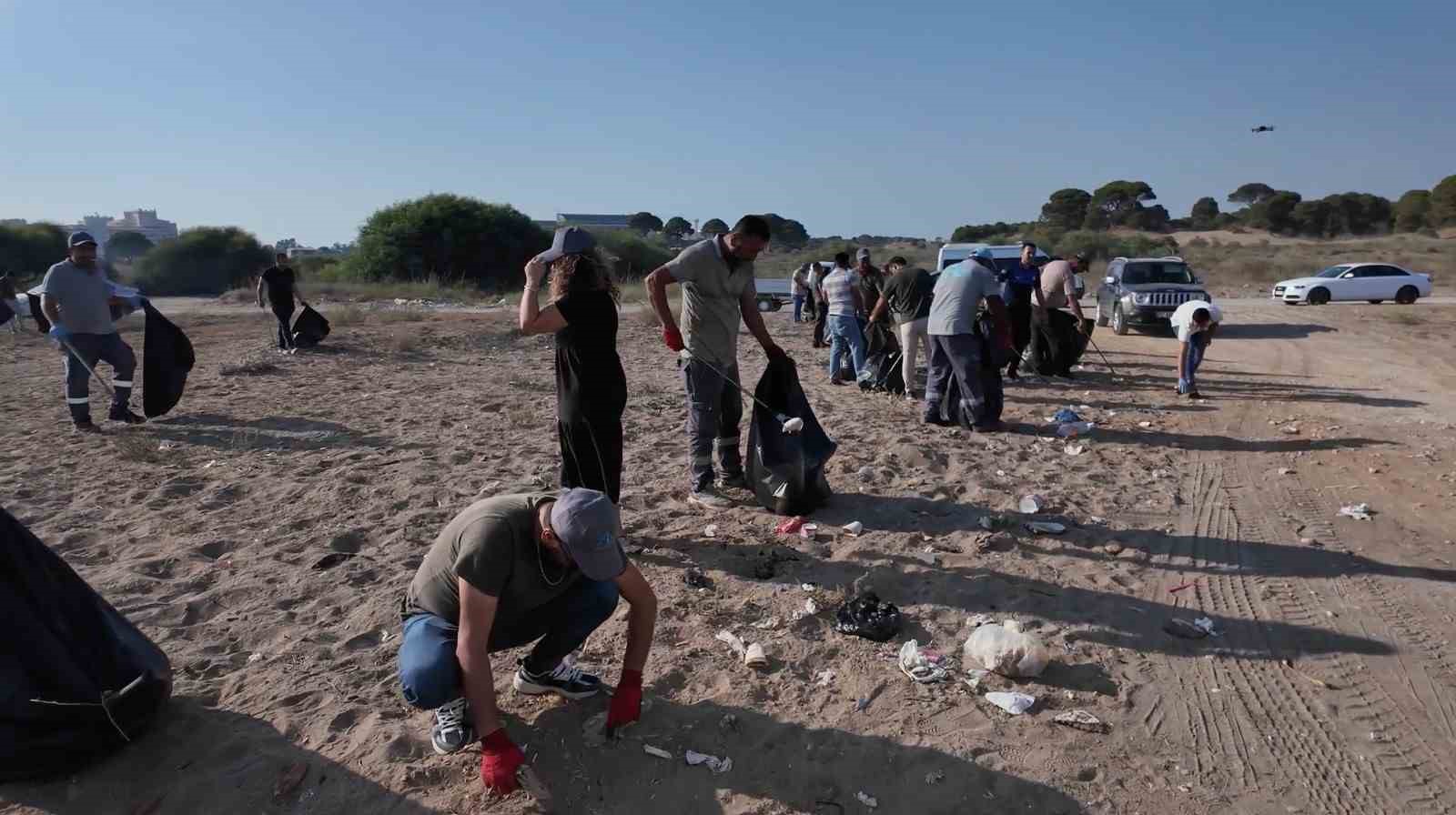 Çardaklar yıkılıp halka açılmıştı, çöpten geçilmeyen sahile temizlik operasyonu