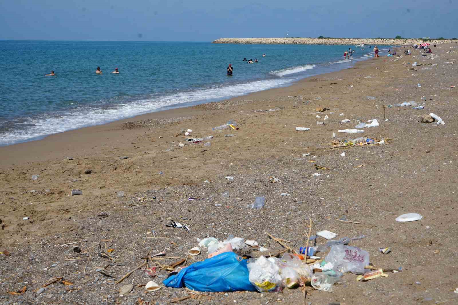 &Ccedil;ardaklar yıkılıp halka a&ccedil;ılmıştı, &ccedil;&ouml;pten ge&ccedil;ilmeyen sahile temizlik operasyonu
