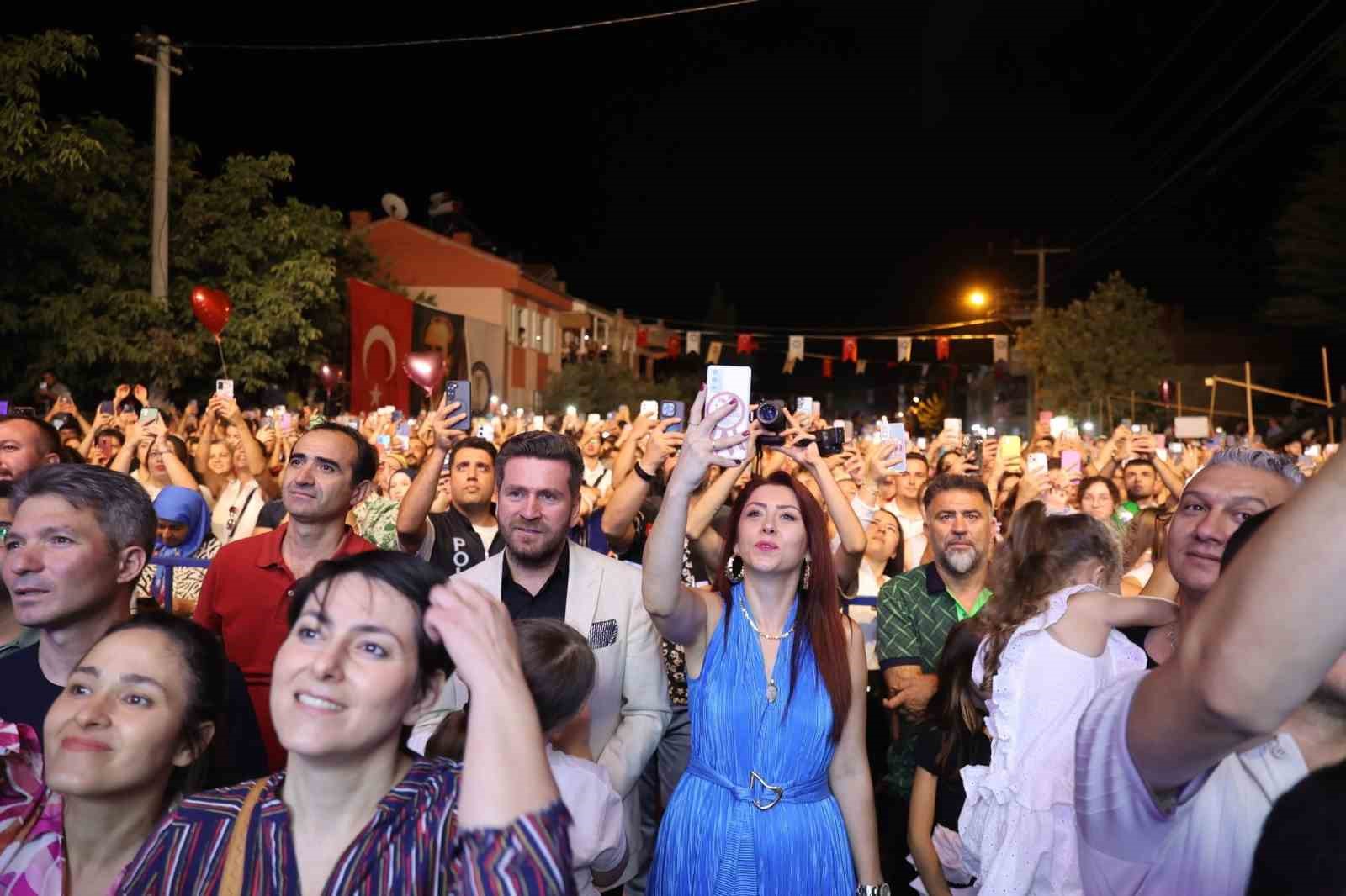 Koray Avcı, Tavas Zeybek Festivalinde unutulmaz bir gece yaşattı
