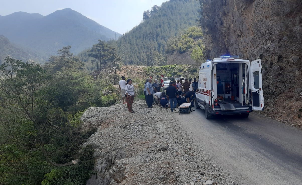 Osmaniye’de kayalıklara çarpan otomobil yan yattı: 3 yaralı