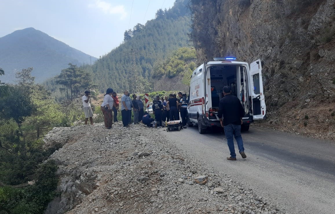 Osmaniye&rsquo;de kayalıklara &ccedil;arpan otomobil yan yattı: 3 yaralı

