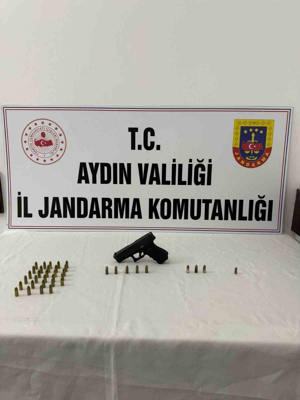 Ruhsatsız silah taşıyan 4 ş&uuml;pheli yakalandı
