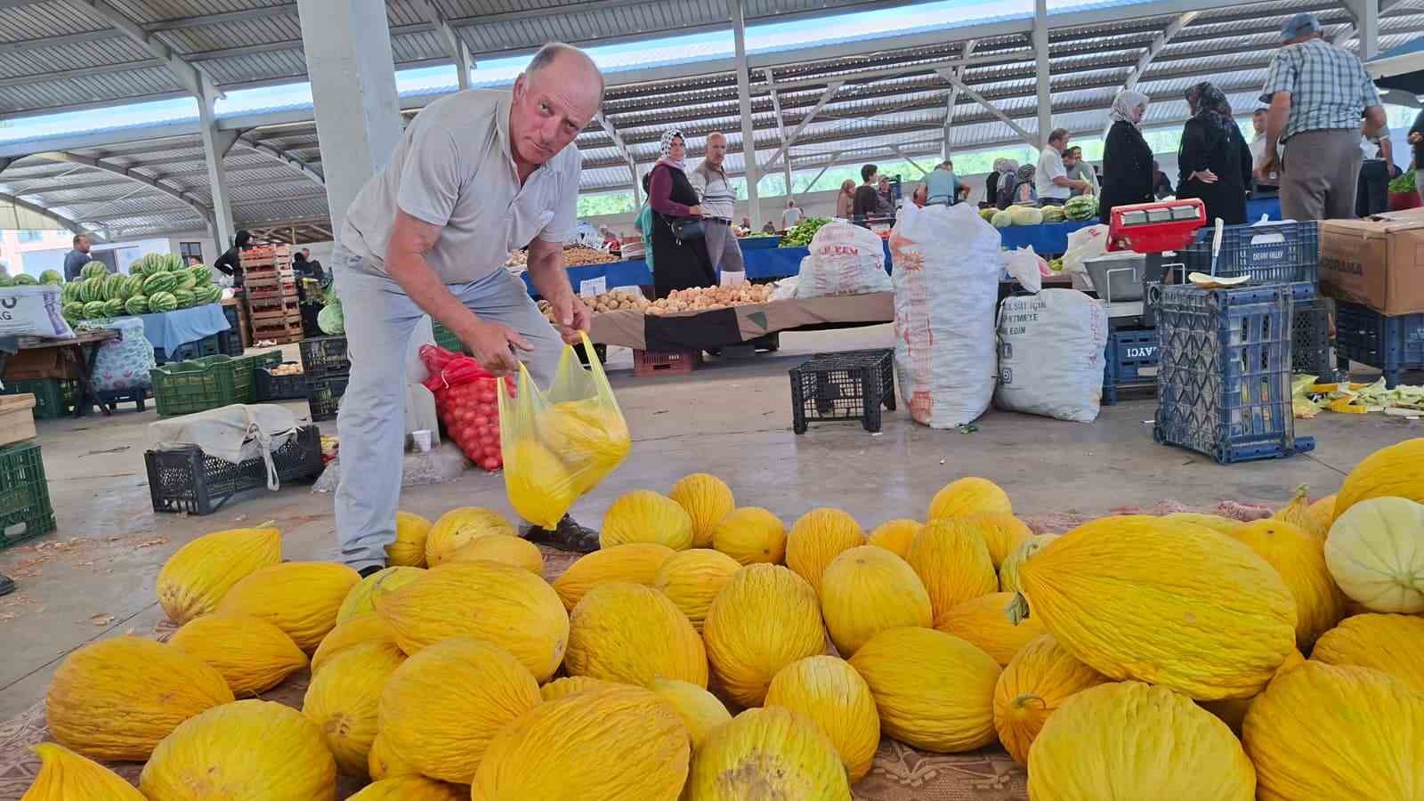 Hisarcık&rsquo;ta yerli kavun 20 TL&rsquo;den tezg&acirc;hta yerini aldı
