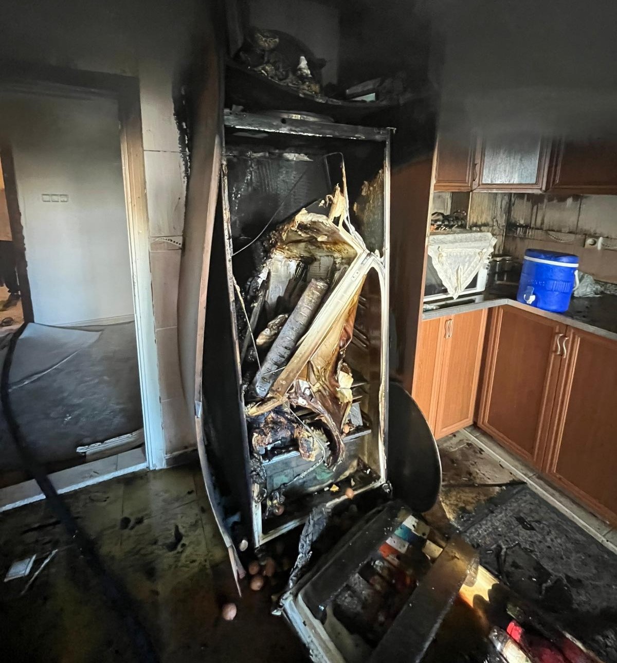 Yangında mahsur kalan yaşlı kadın ile çocuk kurtarıldı