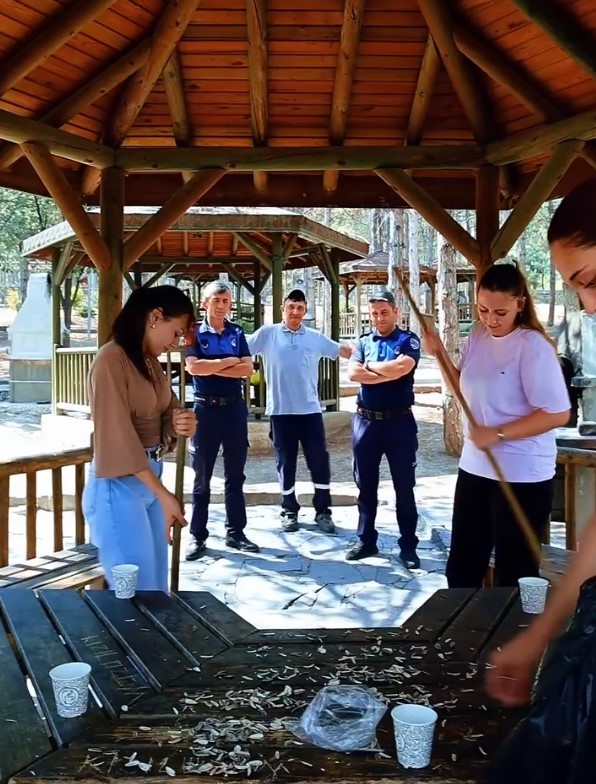 Gediz Belediyesi&rsquo;nden &ccedil;evre temizliği i&ccedil;in mizahi uyarı: "Kirleten temizler!"
