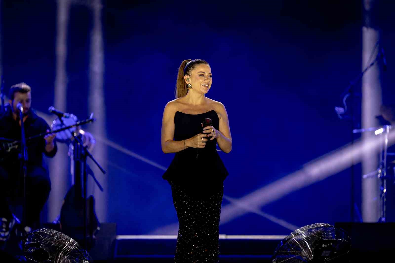 Merve Özbey memleketi Erzurum’da rüzgâr gibi esti
