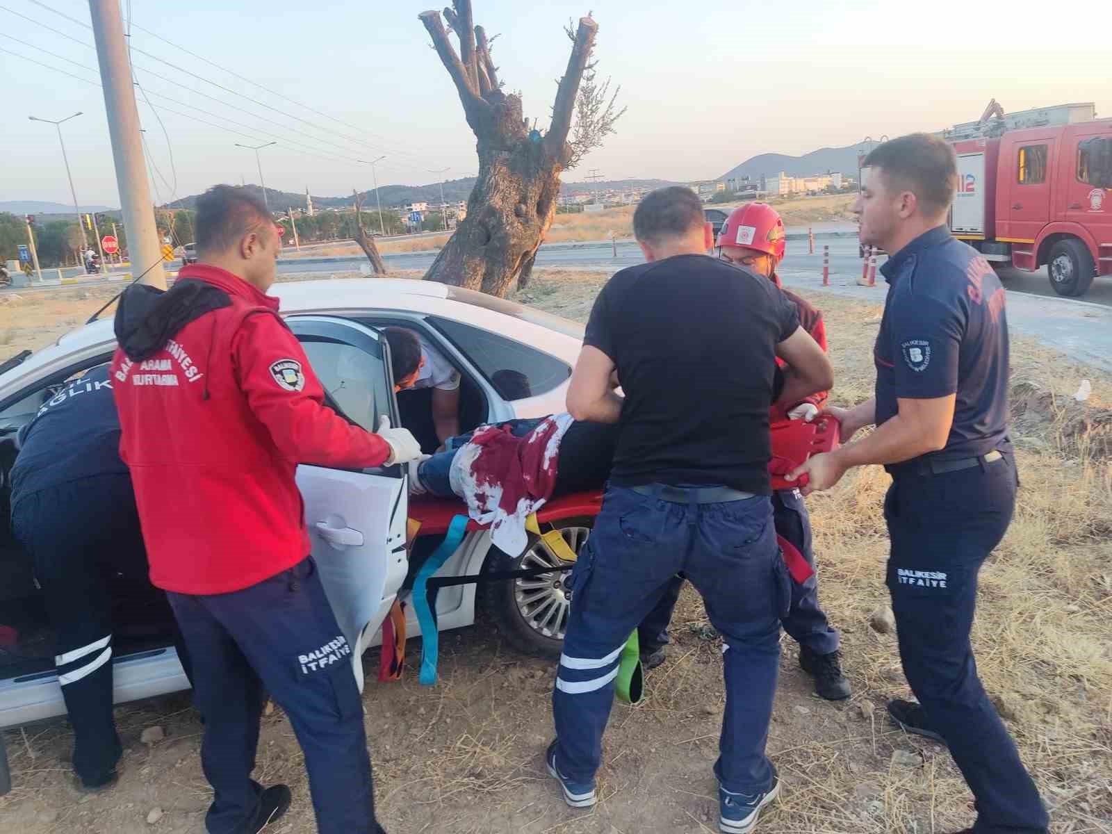 Burhaniye&rsquo;de kazada ara&ccedil;ta sıkışan vatandaşı itfaiye kurtardı
