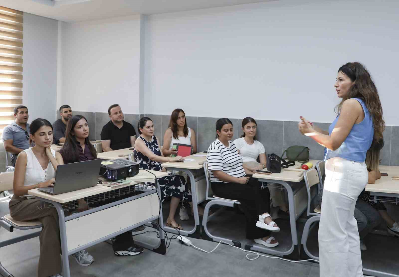 Mersin’de ebeveynlerin çocuklarıyla iletişimine ışık tutuluyor