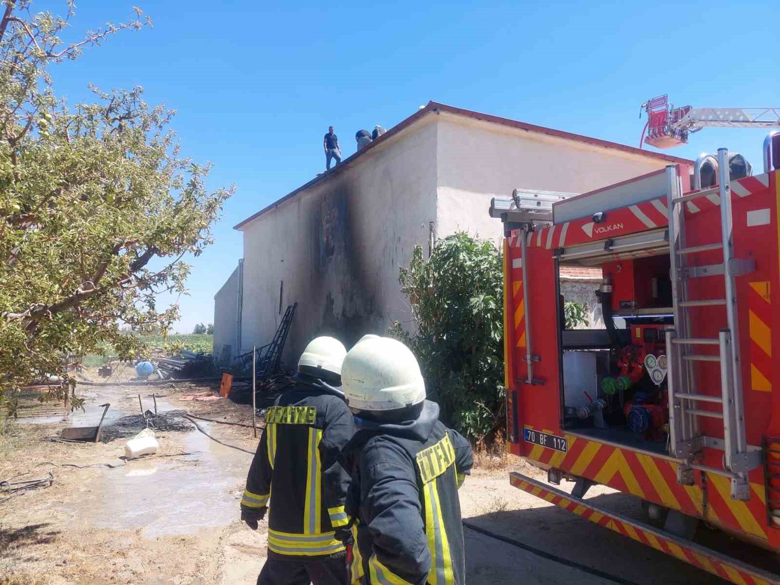 Karaman’da tahtaların tutuşması sonucu çıkan yangında alevler çatıya sıçradı