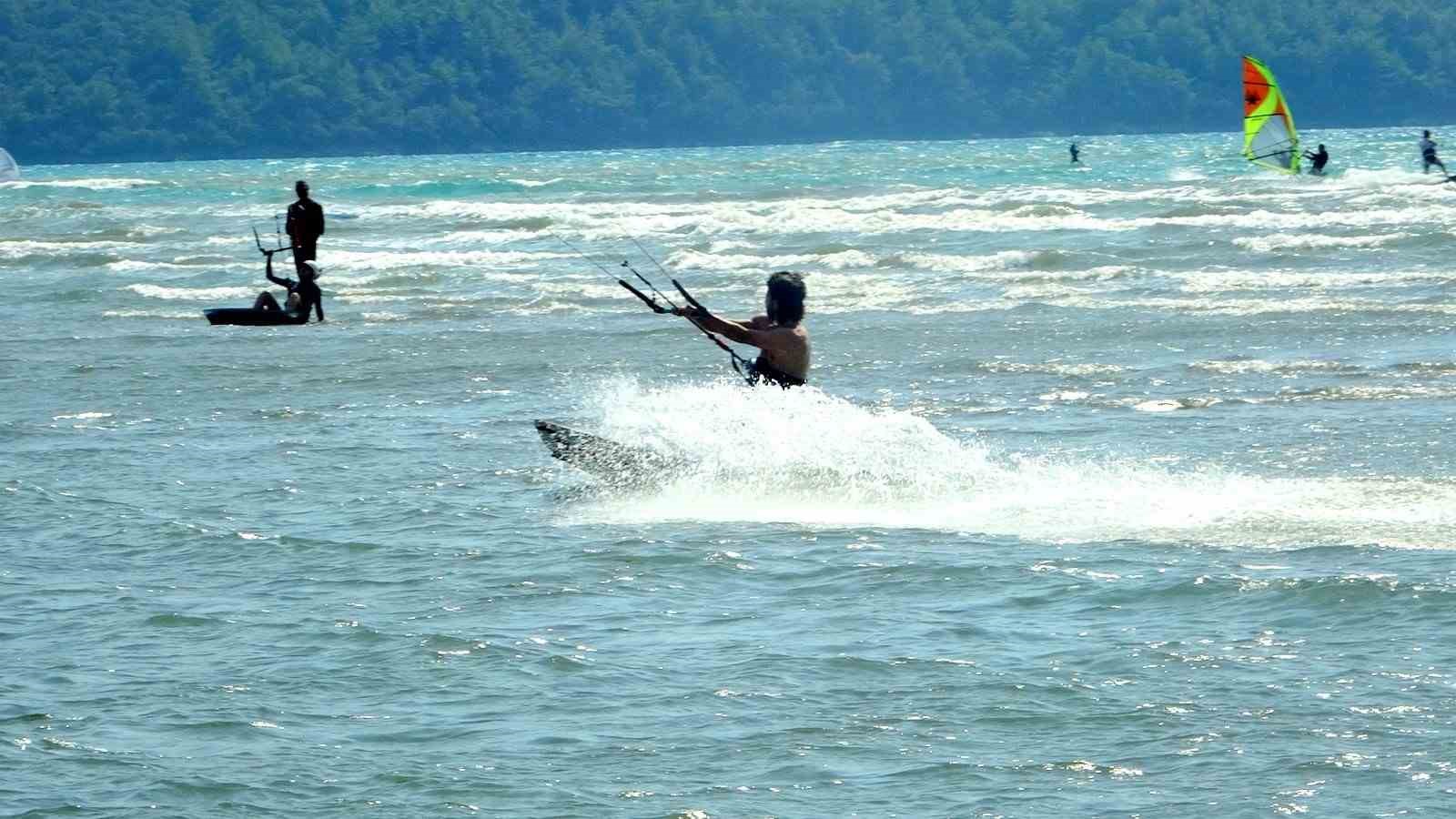 Kitesurf’ün dünyadaki en elverişli noktalarından biri Ula Akyaka