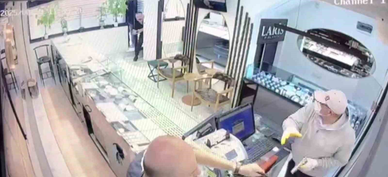 Kurusıkı silahla kuyumcu soymaya kalktı: Kuyumcu ve esnaftan meydan dayağı yedi
