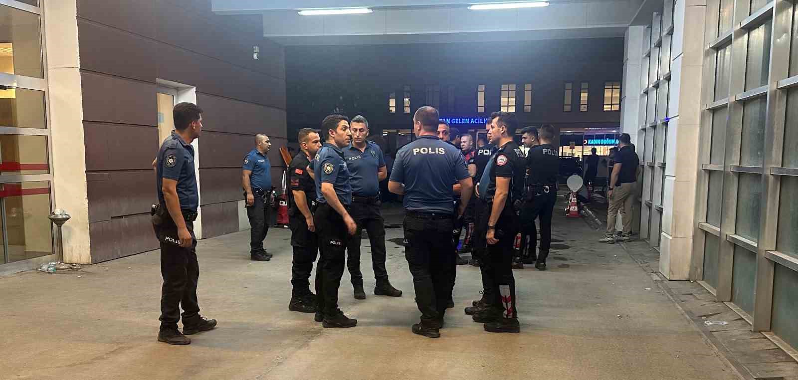 Hastanede bah&ccedil;esinde bı&ccedil;aklı kavga: 1&rsquo;i ağır 2 yaralı
