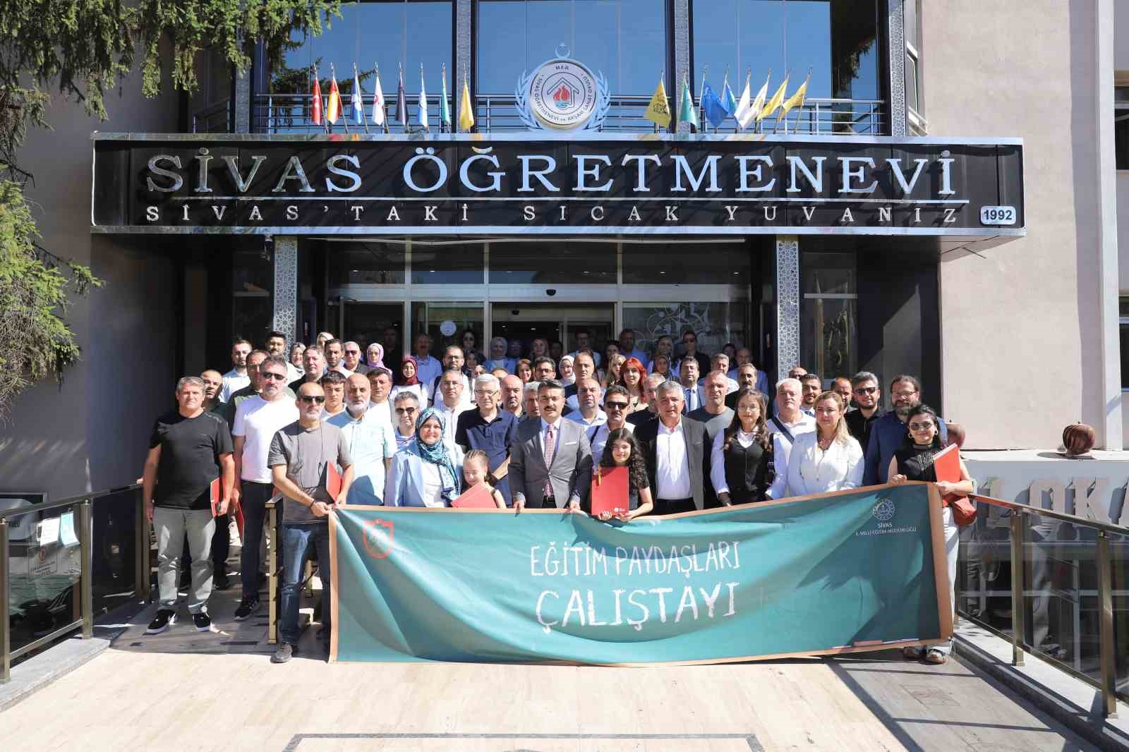 Eğitim paydaşları &ccedil;alıştayda bir araya geldi
