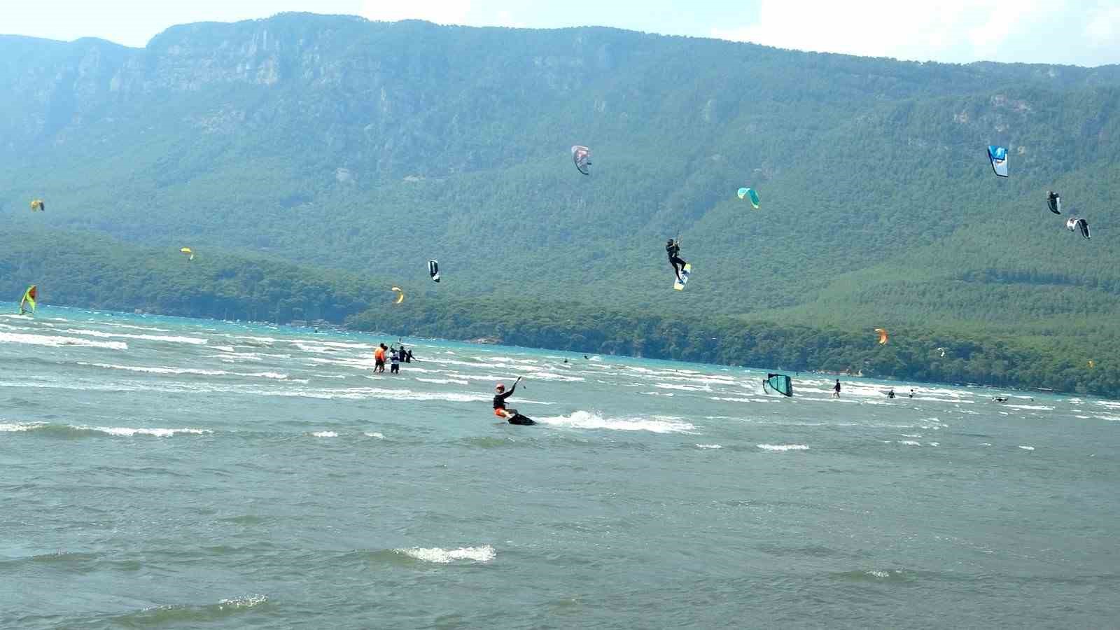 Kitesurf’ün dünyadaki en elverişli noktalarından biri Ula Akyaka