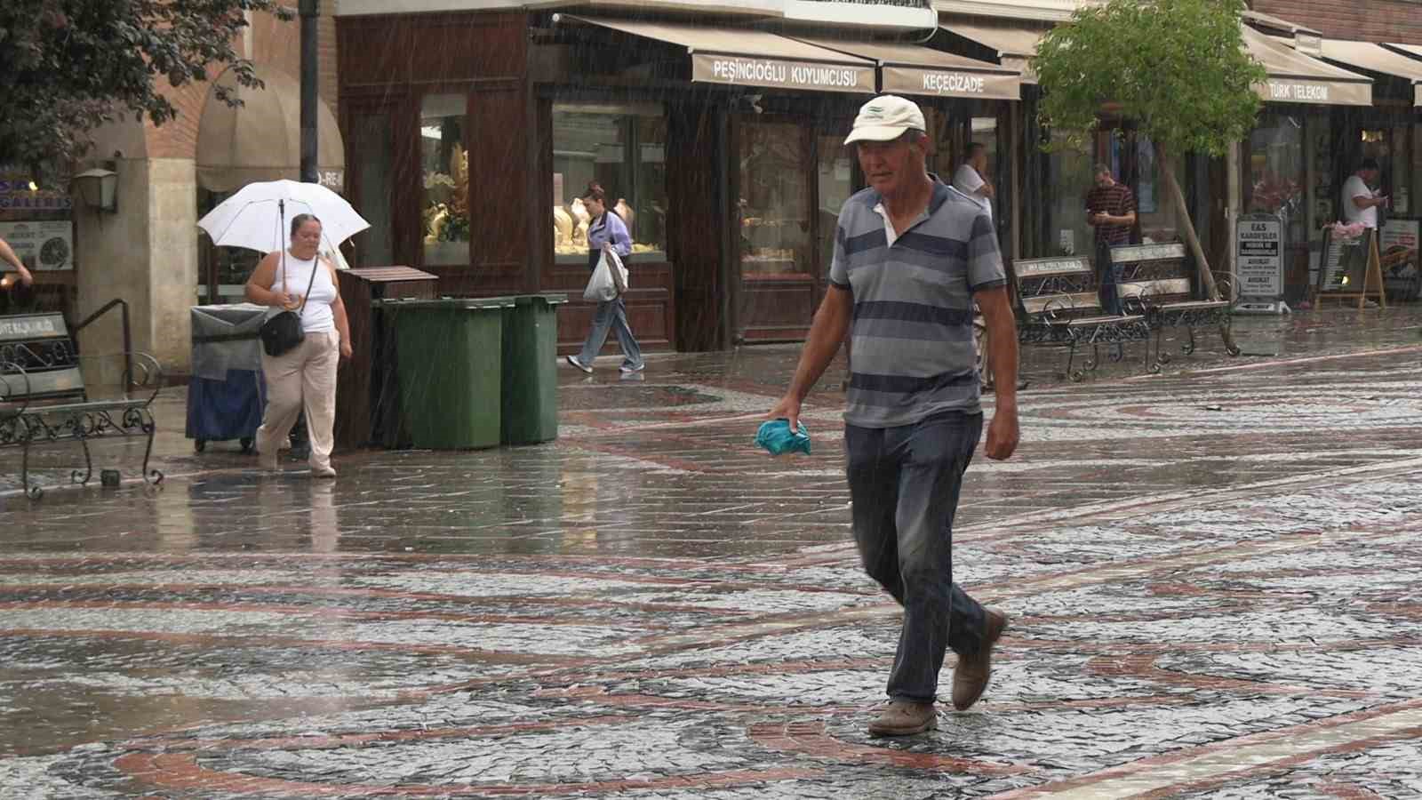 Edirne&rsquo;de kuraklığın ardından sağanak yağış etkili oldu
