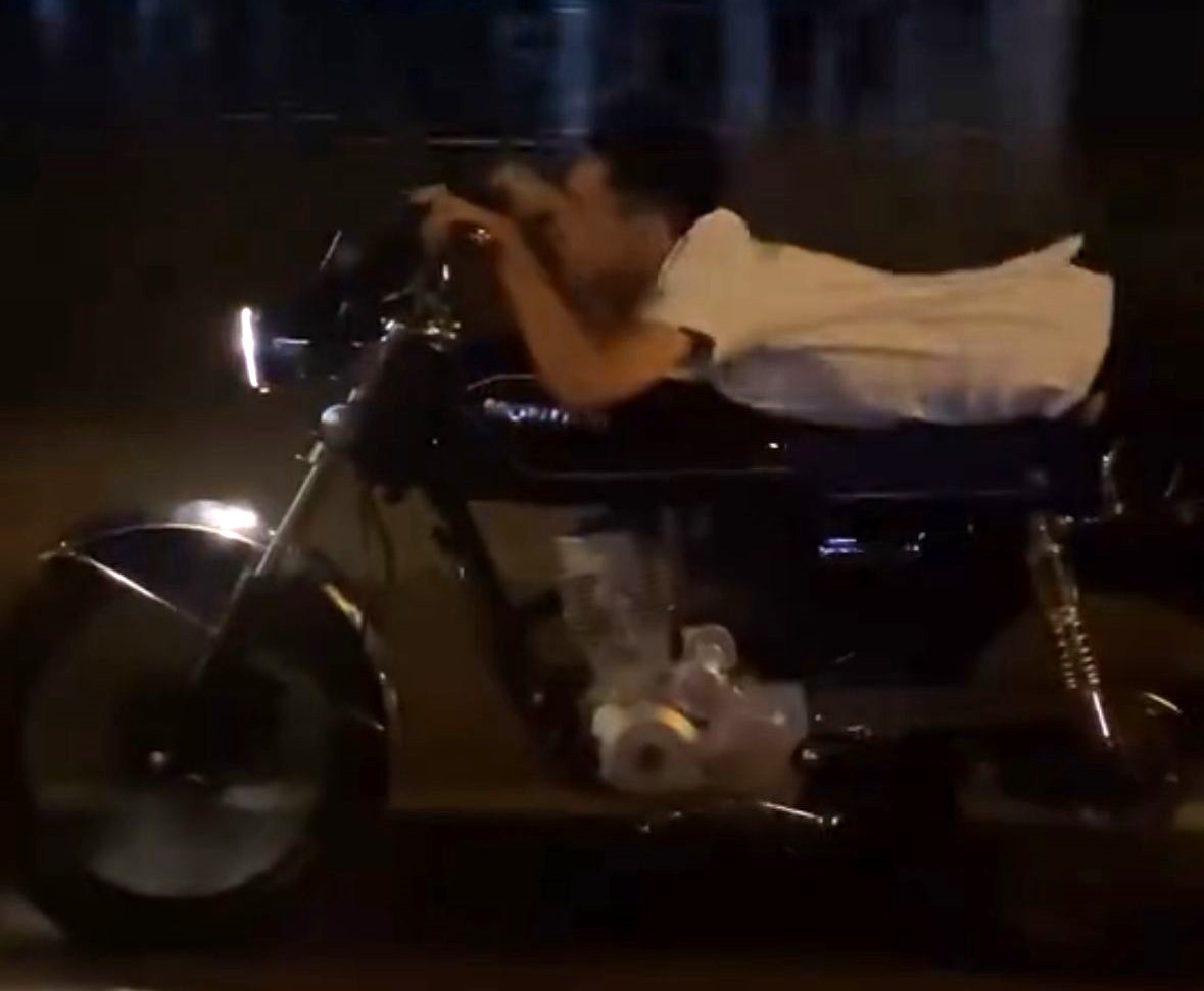 Bolu&rsquo;da D-100&rsquo;de motosikletin &uuml;st&uuml;nde yatarak tehlikeli yolculuk yapan magandalar kamerada
